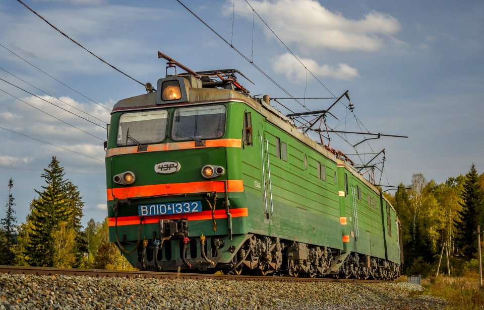 ВЛ10К-1332,_Россия,_Кемеровская_область,_перегон_Бирюлинская_-_Барзас_(Trainpix_143193)