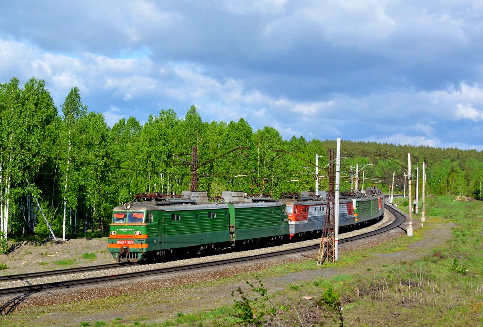 ВЛ10У-207,_Россия,_Челябинская_область,_перегон_Миасс-I_-_Кисегач_(Trainpix_196921)