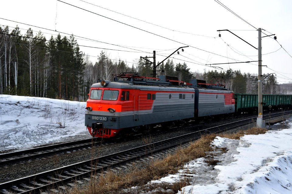 ВЛ10У-330,_Россия,_Челябинская_область,_перегон_Миасс-I_-_Кисегач_(Trainpix_157432)