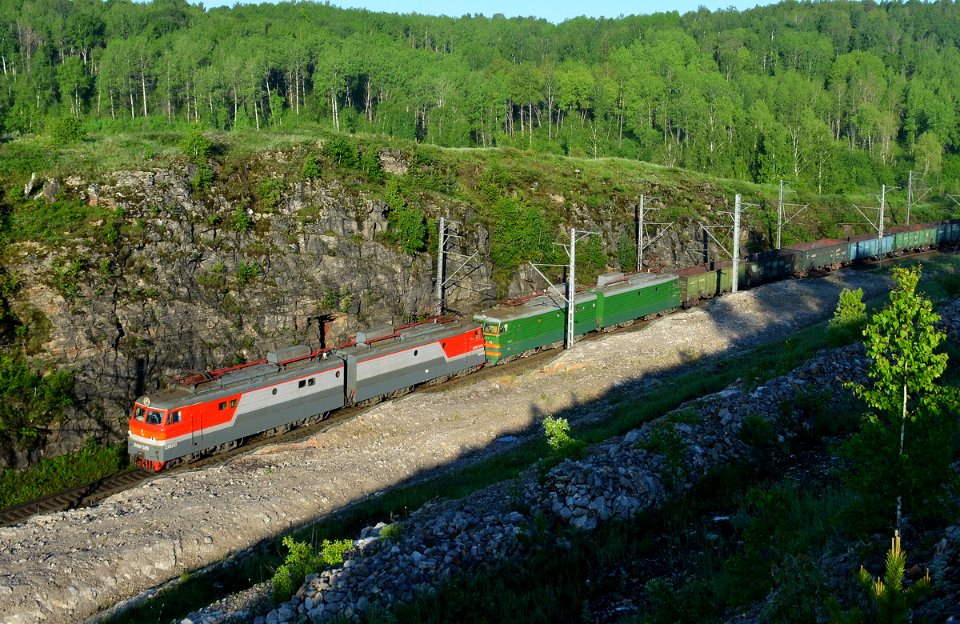 ВЛ10У-305,_Россия,_Башкортостан,_перегон_Яхино_-_Усть-Катав_(Trainpix_198643)