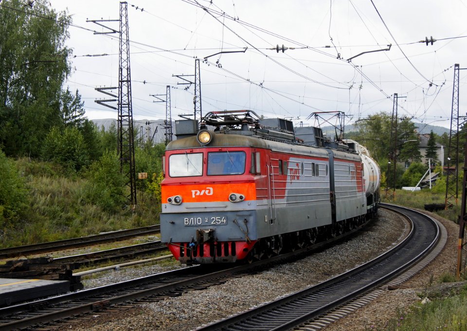 ВЛ10У-254,_Россия,_Челябинская_область,_станция_Флюсовая_(Trainpix_140840)