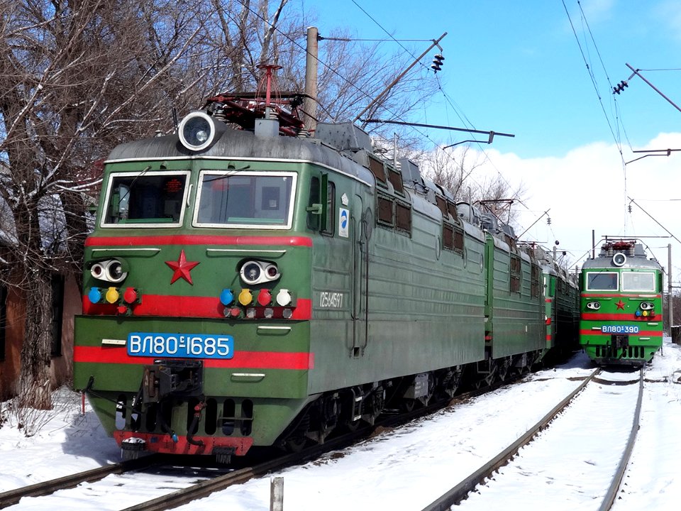 ВЛ80С-1685,_Kazakhstan,_Karaganda_region,_Karaganda_depot_(Trainpix_127886)