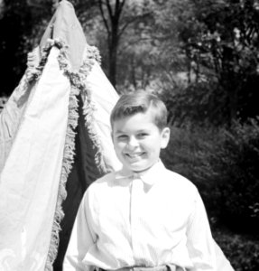 Štefan_Osuský_junior,_zoon_van_diplomaat_Štefan_Osuský,_voor_zijn_tent_in_de_tui,_Bestanddeelnr_255-8790