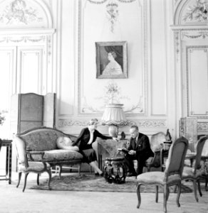 Štefan_Osuský_en_zijn_echtgenote_in_de_salon_van_de_ambassade,_Bestanddeelnr_255-8769