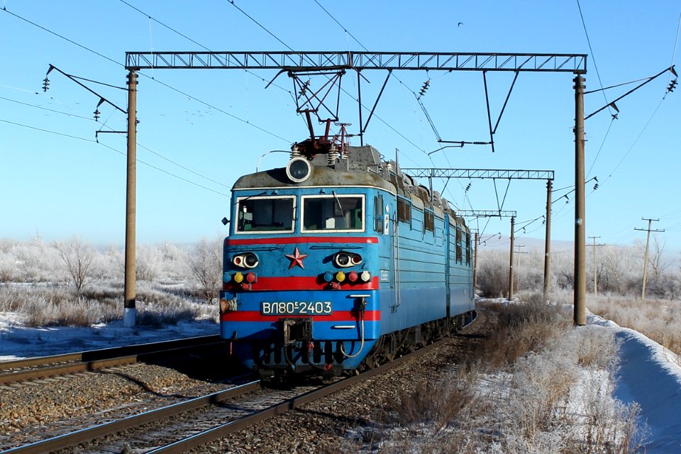 ВЛ80С-2403,_Казахстан,_Карагандинская_область,_перегон_Майкудук_-_Жана_Караганды_(Trainpix_149515)