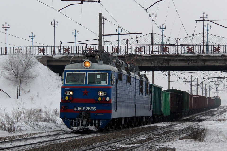 ВЛ80С-2596,_Казахстан,_Карагандинская_область,_перегон_Майкудук_-_Жана_Караганды_(Trainpix_185976)