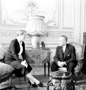 Štefan_Osuský_en_zijn_echtgenote_Pavla_Vachková-Osuská_in_de_salon_van_de_ambass,_Bestanddeelnr_255-8778