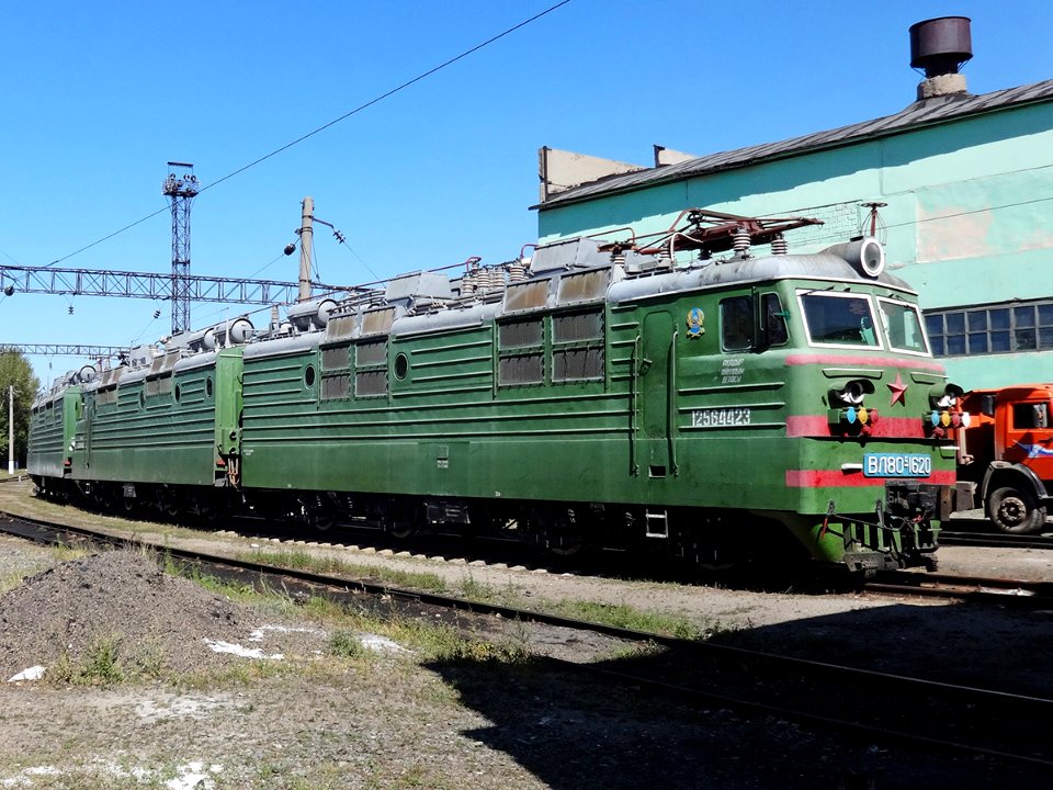 ВЛ80С-1620,_Kazakhstan,_Karaganda_region,_Karaganda_depot_(Trainpix_140214)