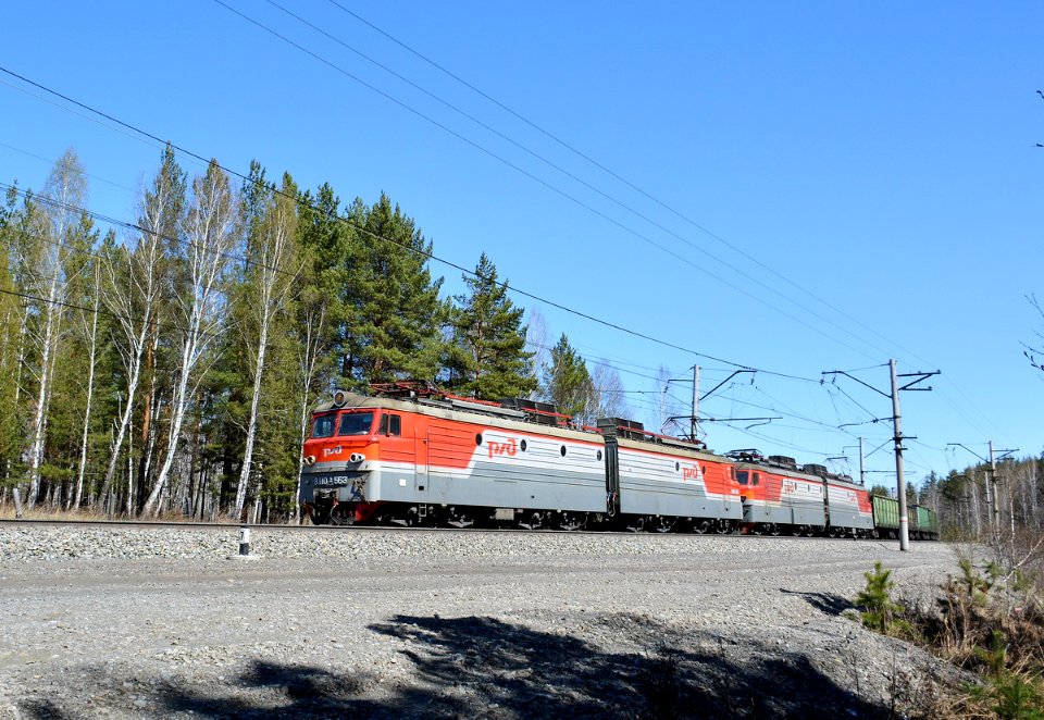 ВЛ10У-563,_Россия,_Челябинская_область,_перегон_Миасс-I_-_Кисегач_(Trainpix_195373)