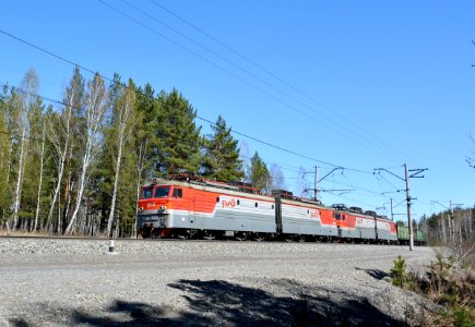 ВЛ10У-563,_Россия,_Челябинская_область,_перегон_Миасс-I_-_Кисегач_(Trainpix_195373)