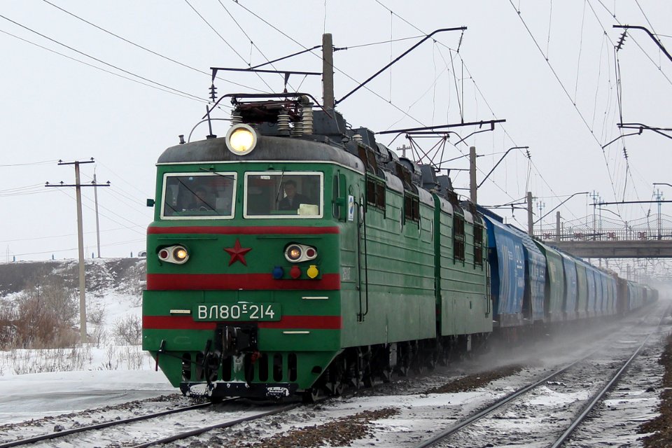 ВЛ80С-214,_Казахстан,_Карагандинская_область,_перегон_Жана_Караганды_-_Майкудук_(Trainpix_185974)