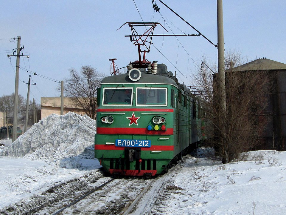 ВЛ80С-212,_Казахстан,_Карагандинская_область,_депо_Караганда-Сортировочная_(Trainpix_94501)