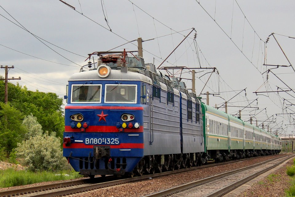 ВЛ80С-1325,_Казахстан,_Карагандинская_область,_перегон_Караганозек_-_Караганда_(Trainpix_197876)