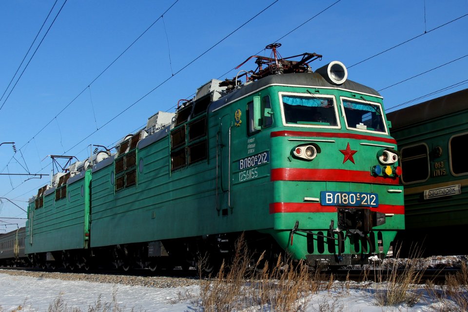 ВЛ80С-212,_Казахстан,_Карагандинская_область,_перегон_Жана_Караганды_-_Майкудук_(Trainpix_181960)