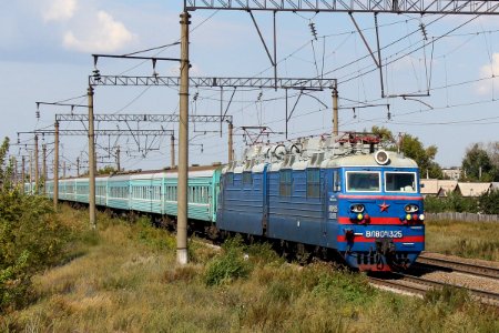 ВЛ80С-1325,_Казахстан,_Карагандинская_область,_перегон_Жана_Караганды_-_Майкудук_(Trainpix_173366)