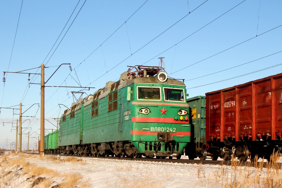 ВЛ80С-242,_Казахстан,_Карагандинская_область,_перегон_Жана_Караганды_-_Майкудук_(Trainpix_212933)