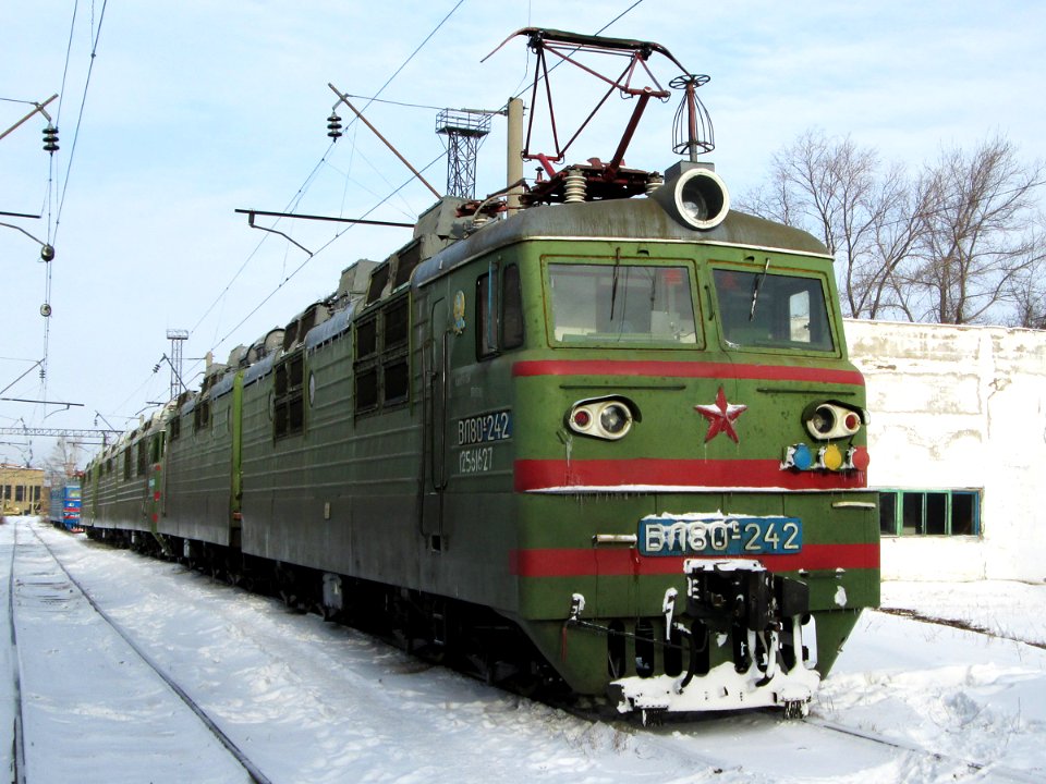 ВЛ80С-242,_Казахстан,_Карагандинская_область,_депо_Караганда-Сортировочная_(Trainpix_85991)