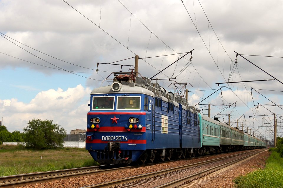 ВЛ80С-2574,_Казахстан,_Карагандинская_область,_перегон_Караганда_-_Караганозек_(Trainpix_198064)