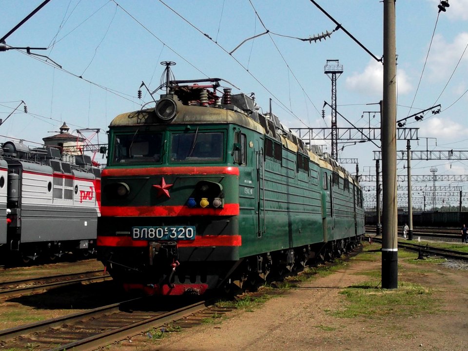ВЛ80С-320,_Russia,_Vladimir_region,_Murom_depot_(Trainpix_65609)