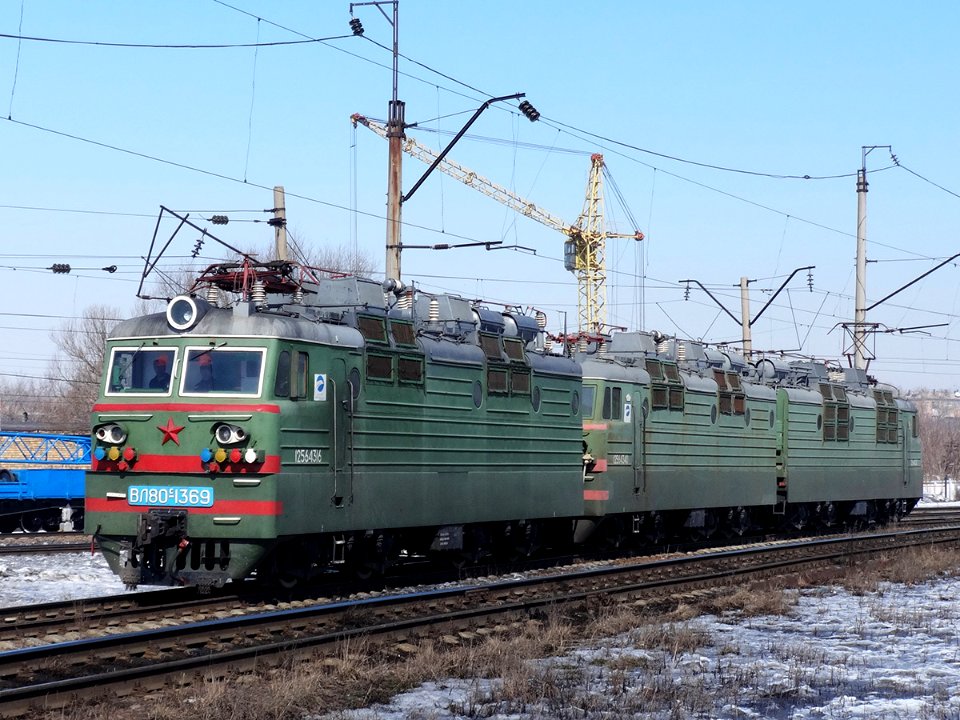 ВЛ80С-1369,_Kazakhstan,_Karaganda_region,_Karaganda-Sorting_station_(Trainpix_127709)