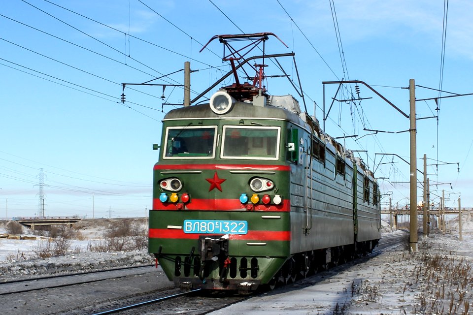 ВЛ80С-1322,_Казахстан,_Карагандинская_область,_перегон_Майкудук_-_Жана_Караганды_(Trainpix_153432)