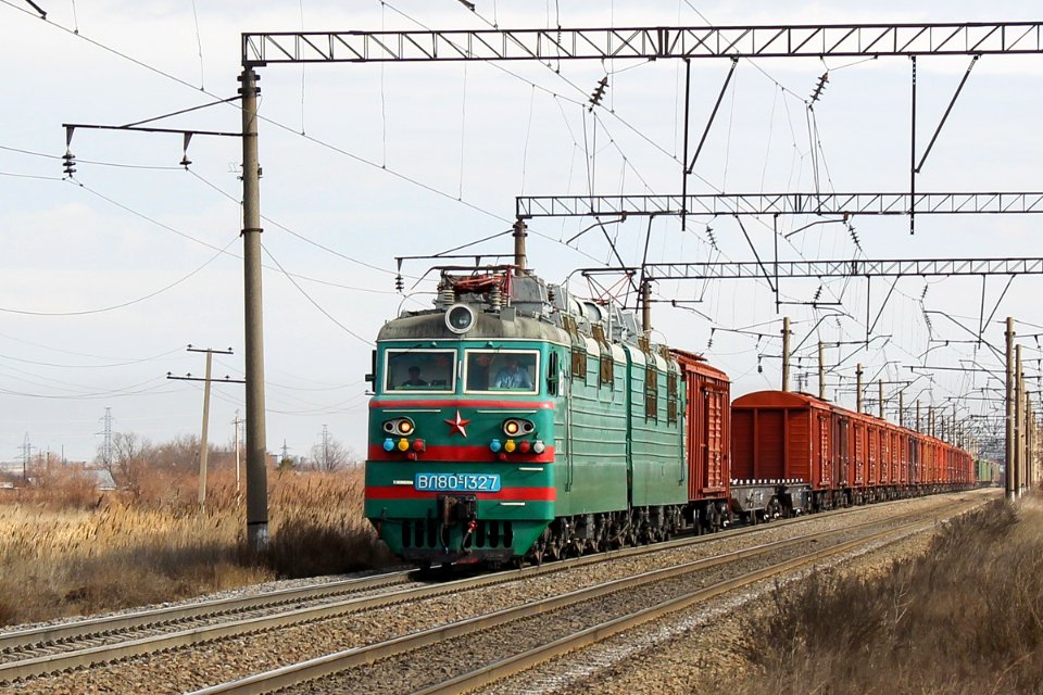 ВЛ80С-1327,_Казахстан,_Карагандинская_область,_перегон_Жана_Караганды_-_Майкудук_(Trainpix_159711)