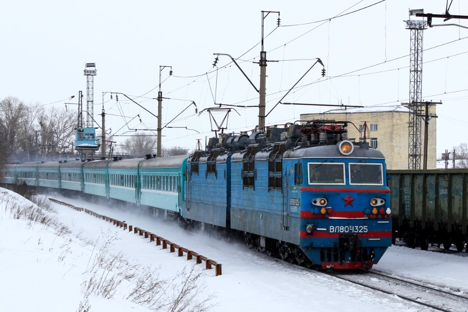 ВЛ80С-1325,_Kazakhstan,_Karaganda_region,_Karaganda-Sorting_station_(Trainpix_154087)