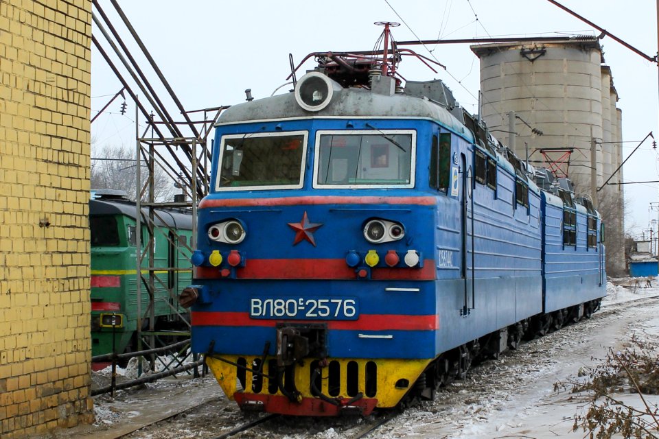 ВЛ80С-2576,_Казахстан,_Карагандинская_область,_депо_Караганда-Сортировочная_(Trainpix_150527)