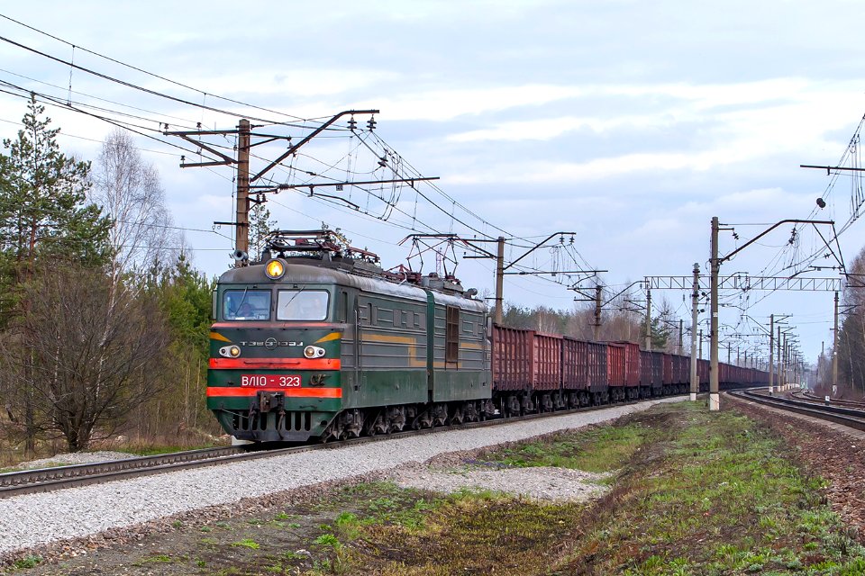 ВЛ10-323,_Россия,_Московская_область,_перегон_Кривандино_-_Шатура_(Trainpix_147241)