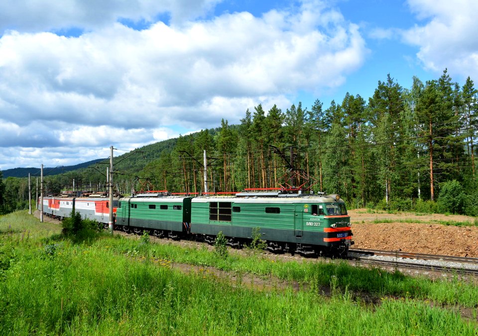 ВЛ10-327,_Russia,_Chelyabinsk_region,_Floysovaya_-_Syrostan_stretch_(Trainpix_201526)