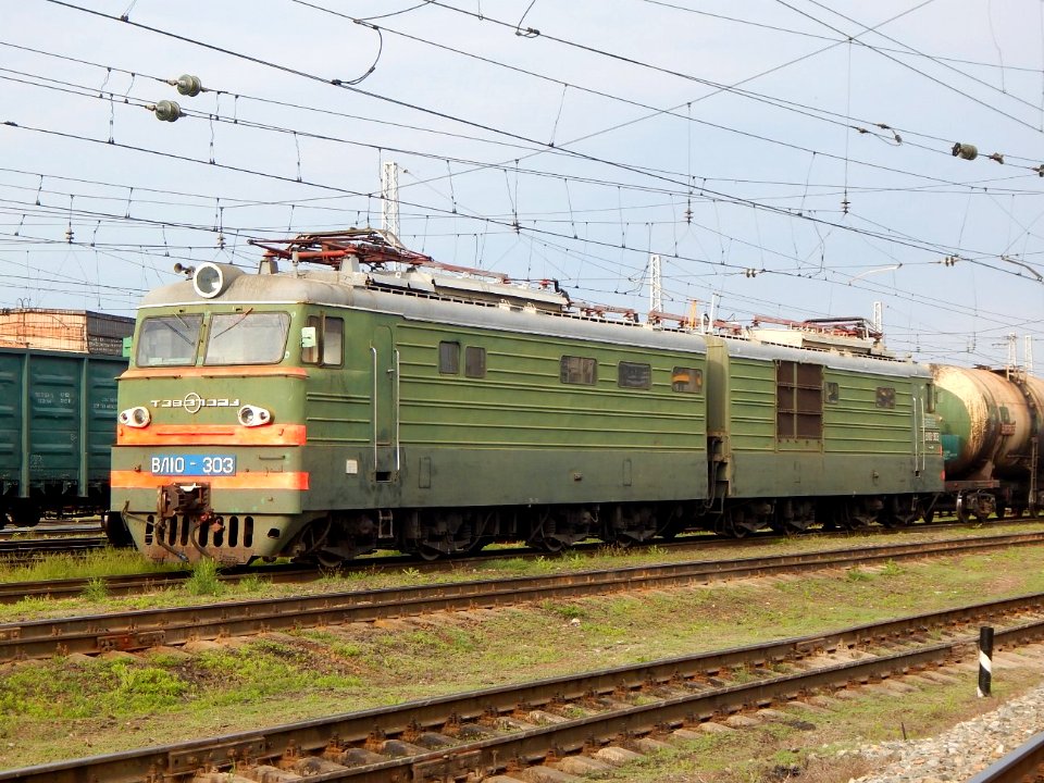 ВЛ10-303,_Russia,_Samara_region,_Oktyabrsk_station_(Trainpix_201861)