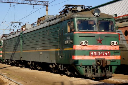 ВЛ10У-744,_Россия,_Ленинградская_область,_депо_Волховстрой_(Trainpix_150325)