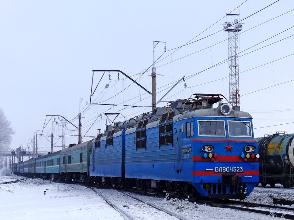 ВЛ80С-1323,_Kazakhstan,_Karaganda_region,_Karaganda-Sorting_station_(Trainpix_125940)