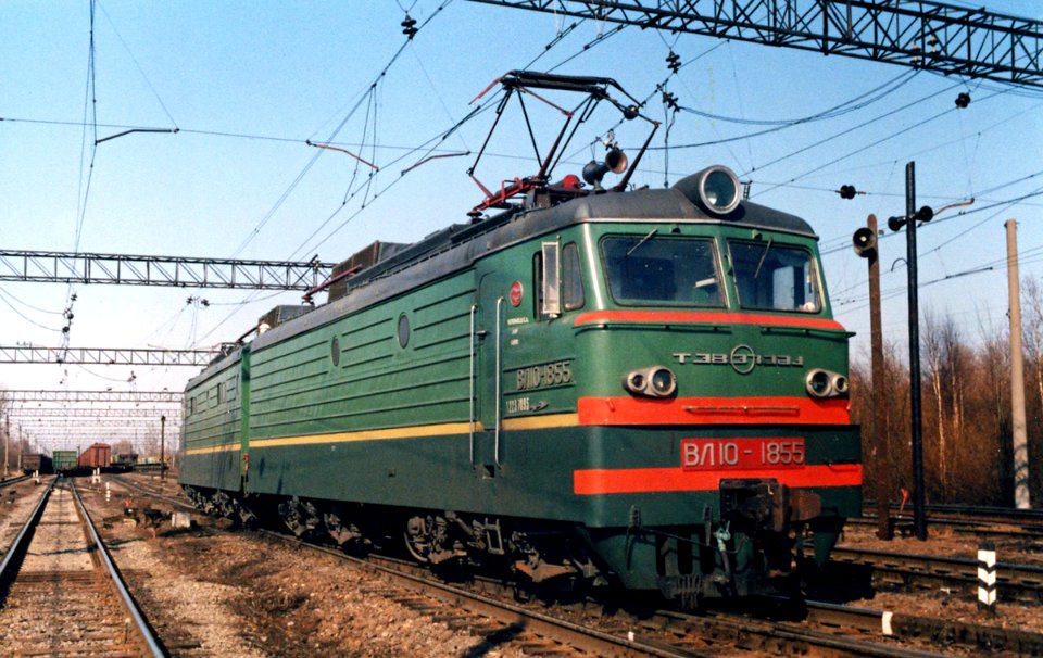ВЛ10-1855,_Russia,_Saint_Petersburg,_Ruchyi_station_(Trainpix_181589)