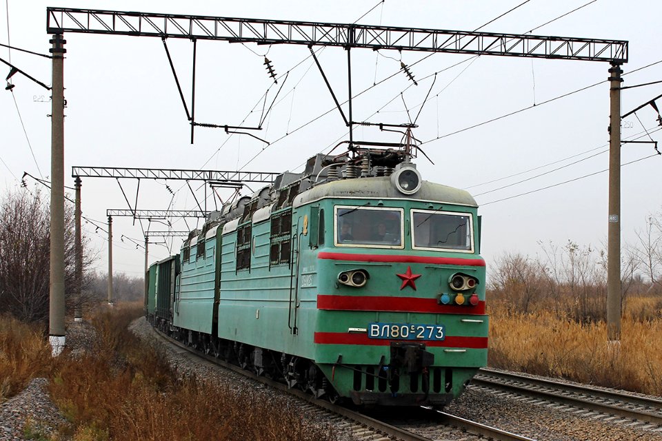 ВЛ80С-273,_Казахстан,_Карагандинская_область,_перегон_Майкудук_-_Жана_Караганды_(Trainpix_145783)