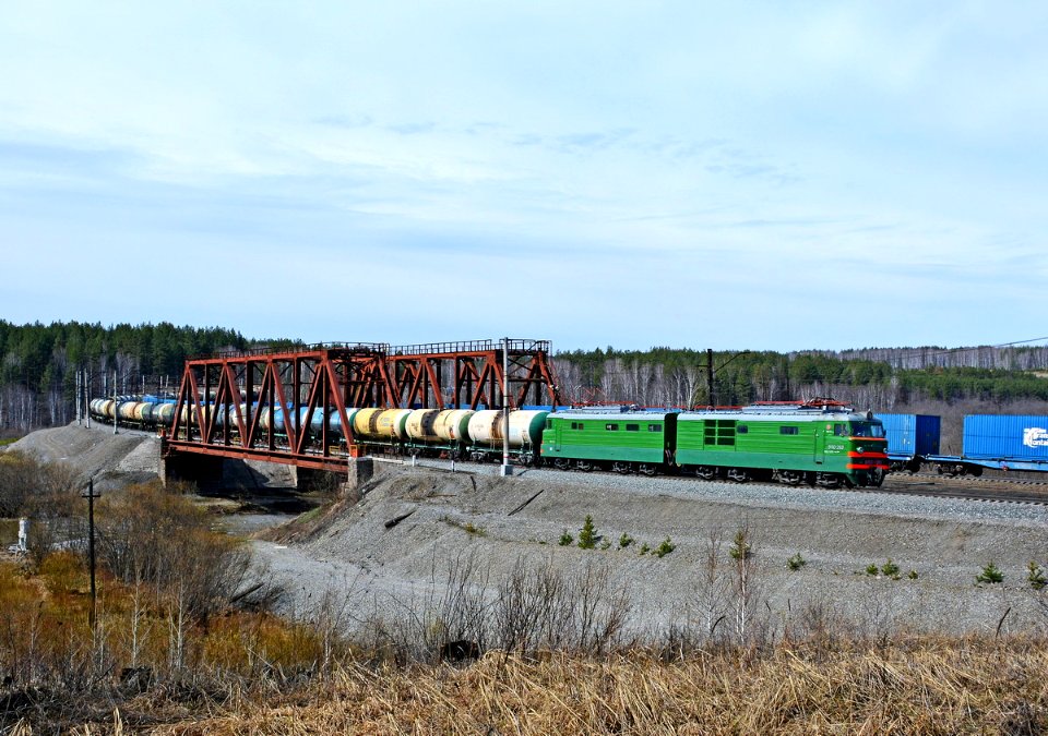 ВЛ10-263,_Россия,_Челябинская_область,_перегон_Тундуш_-_Ай_(Trainpix_194733)