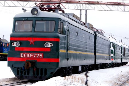 ВЛ10У-725,_Россия,_Ленинградская_область,_станция_Волховстрой-I_(Trainpix_77781)