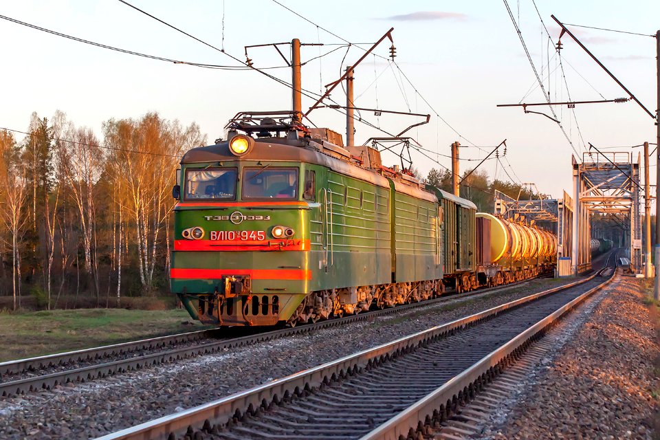 ВЛ10У-945,_Russia,_Yaroslavl_region,_Koz'modemyansk_-_Polyanki_stretch_(Trainpix_162383)