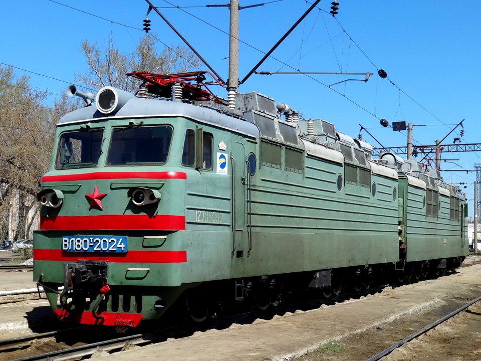 ВЛ80Т-2024,_Kazakhstan,_Karaganda_region,_Karaganda_depot_(Trainpix_130715)