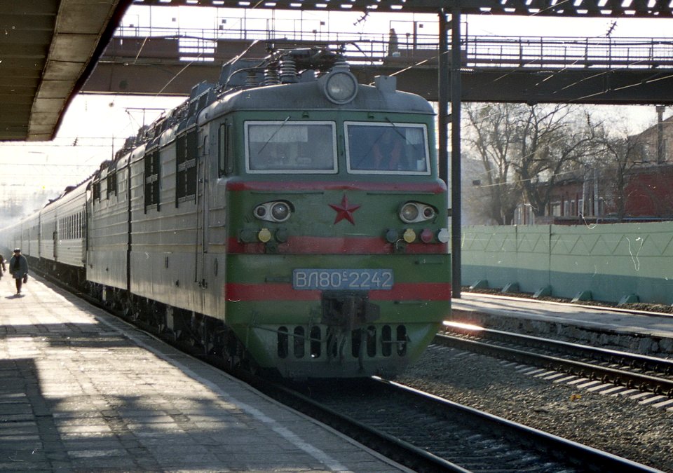 ВЛ80С-2242,_Россия,_Саратовская_область,_станция_Саратов-II_(Trainpix_151864)