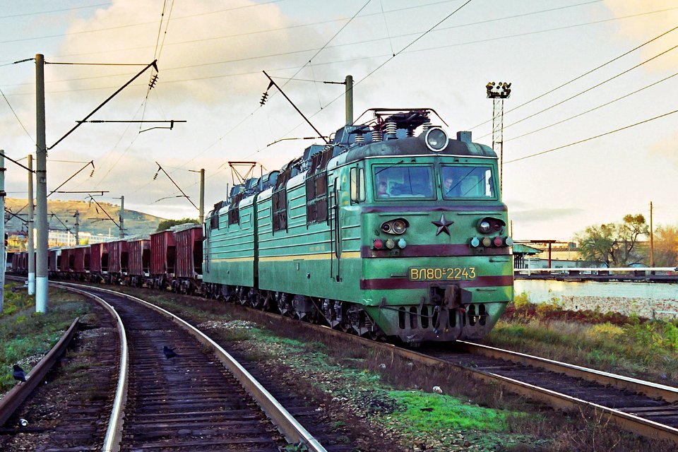 ВЛ80С-2243,_Russia,_Saratov_region,_Saratov-I-Passenger_-_Saratov-II_stretch_(Trainpix_210114)