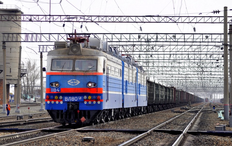 ВЛ80ТК-1184,_Россия,_Новосибирская_область,_станция_Карасук-III_(Trainpix_162000)