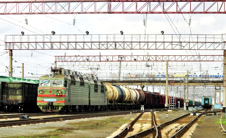ВЛ80С-223,_Казахстан,_Костанайская_область,_станция_Костанай_(Trainpix_161756)