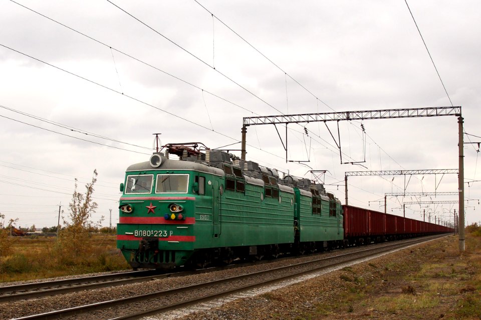 ВЛ80С-223,_Казахстан,_Карагандинская_область,_перегон_Жана_Караганды_-_Майкудук_(Trainpix_206573)