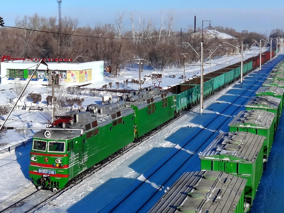 ВЛ80С-219,_Kazakhstan,_Karaganda_region,_Karaganda-Sorting_station_(Trainpix_121056)