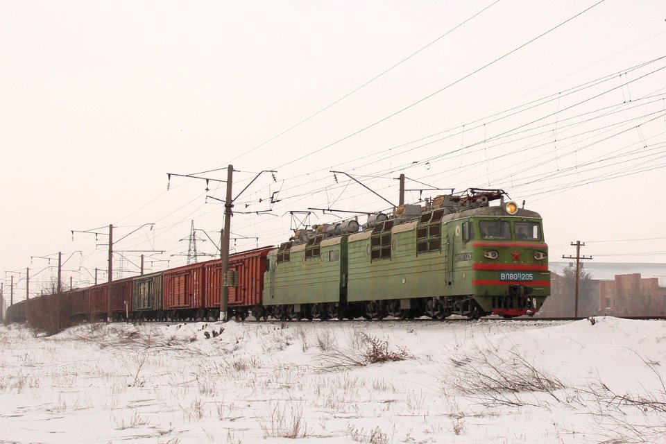 ВЛ80Т-1205,_Казахстан,_Карагандинская_область,_перегон_Майкудук_-_Караганда_(Trainpix_215688)