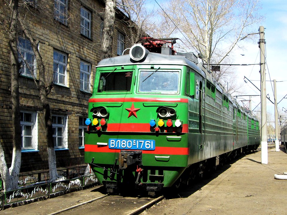 ВЛ80С-1761,_Казахстан,_Карагандинская_область,_депо_Караганда-Сортировочная_(Trainpix_97797)
