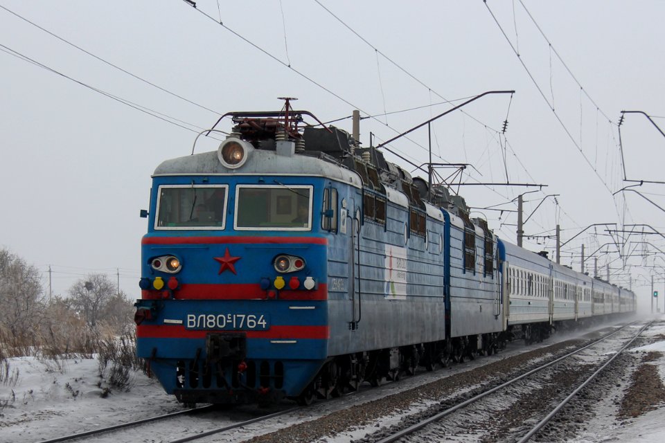 ВЛ80С-1764,_Казахстан,_Карагандинская_область,_перегон_Майкудук_-_Жана_Караганды_(Trainpix_185932)