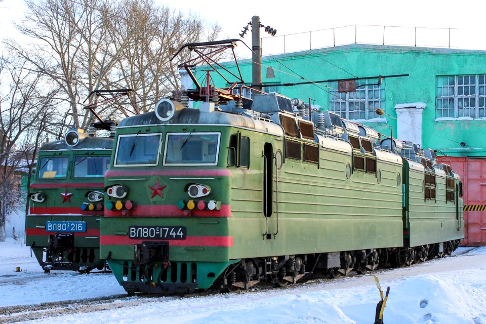 ВЛ80С-1744,_Казахстан,_Карагандинская_область,_депо_Караганда-Сортировочная_(Trainpix_151003)