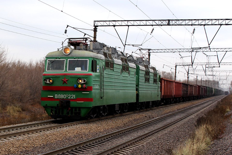 ВЛ80С-221,_Казахстан,_Карагандинская_область,_перегон_Жана_Караганды_-_Майкудук_(Trainpix_145932)